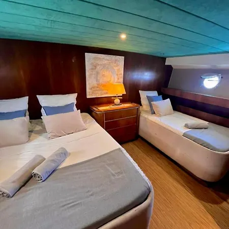 Hotel en barco Yacht Idealement Situe Au Coeur Du Vieux-port
