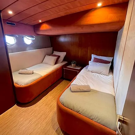 Yacht Idealement Situe Au Coeur Du Vieux-port Hotel en barco *