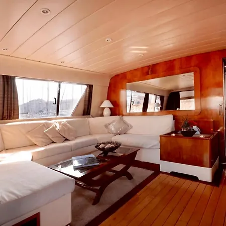 Yacht Idealement Situe Au Coeur Du Vieux-port Hotel en barco