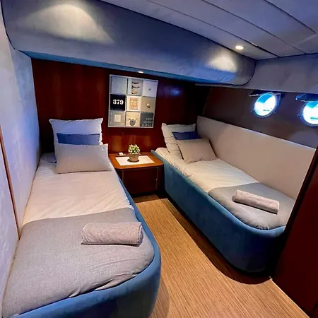 Yacht Idealement Situe Au Coeur Du Vieux-port Hotel en barco Marsella